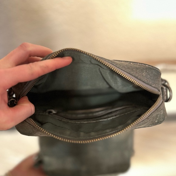 Kelly Wynne Mingle Mingle Metallic Crossbody - Picture 7 of 8